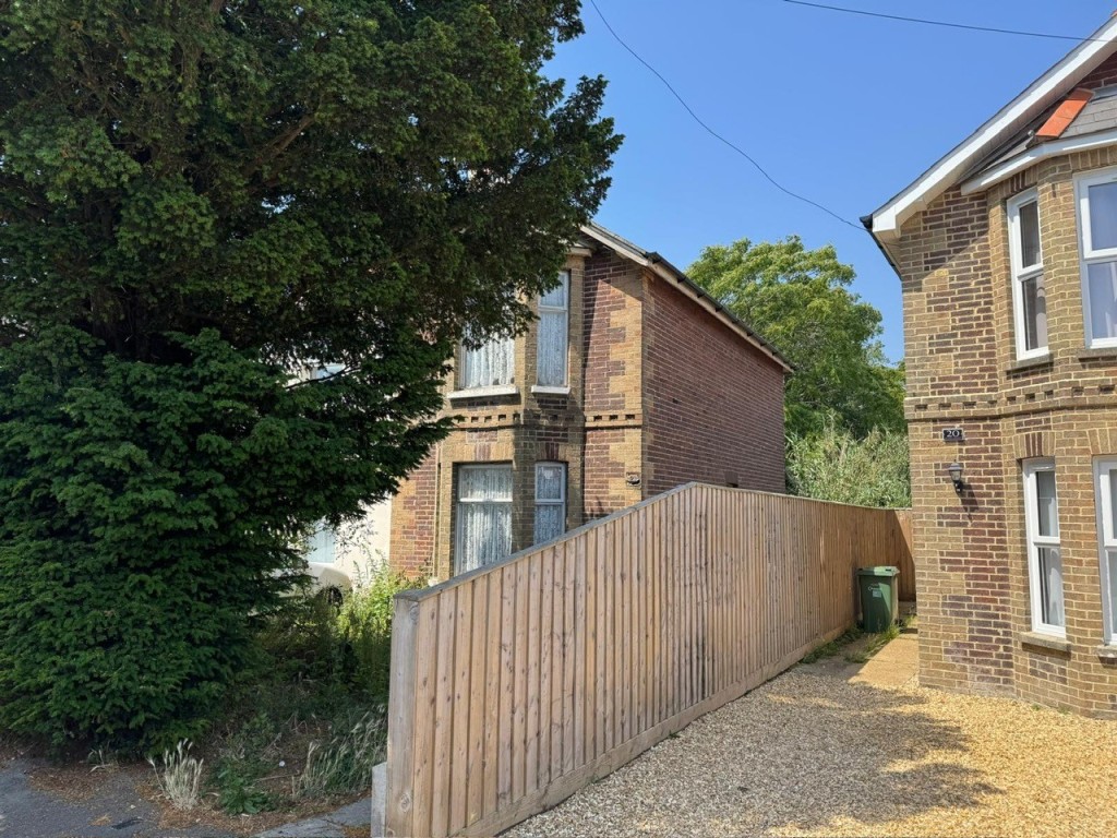 Lot: 141 - SEMI-DETACHED HOUSE FOR IMPROVEMENT - Alternate view of the front